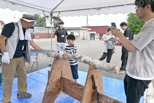 まき割り体験など楽しむ　振興局が木の暖房フェスタ