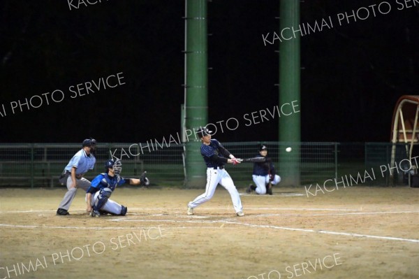 初のナイター大会で熱戦を繰り広げる選手たち（博愛会ブルータートルズ―御影ＢＣ）