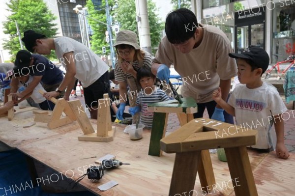 木製の椅子づくりに挑む参加者