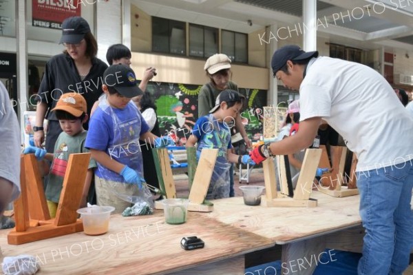 木製の椅子づくりに挑む参加者