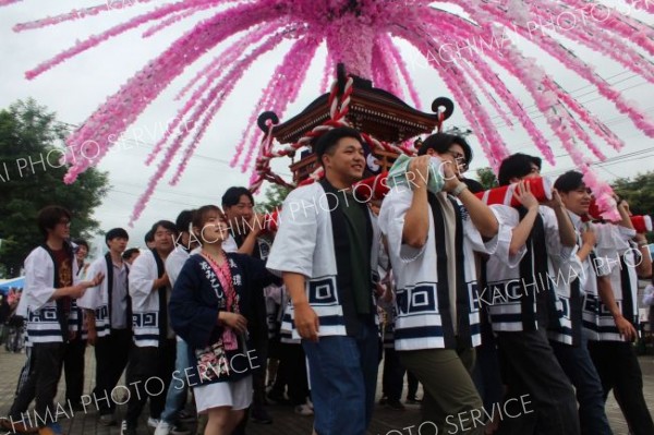 華やかな「花みこし」会場盛り上げ　しほろ７０００人のまつり