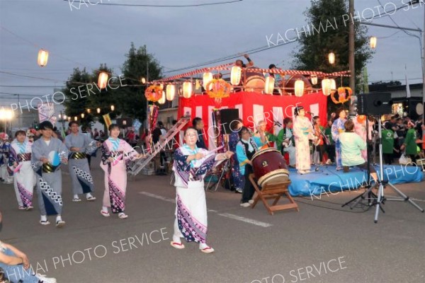 こだわり衣装と振り付け　幕別町盆踊り大会　優勝は森さんらグループと沼口さん