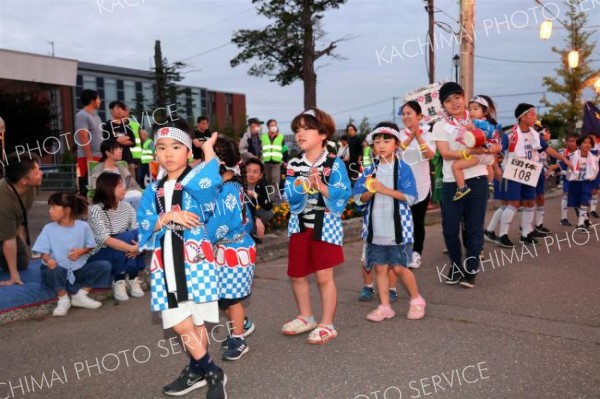 こだわり衣装と振り付け　幕別町盆踊り大会　優勝は森さんらグループと沼口さん 3