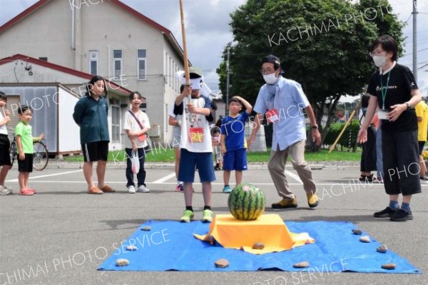 スイカ割りなど楽しむ　池田で「夏まつり」