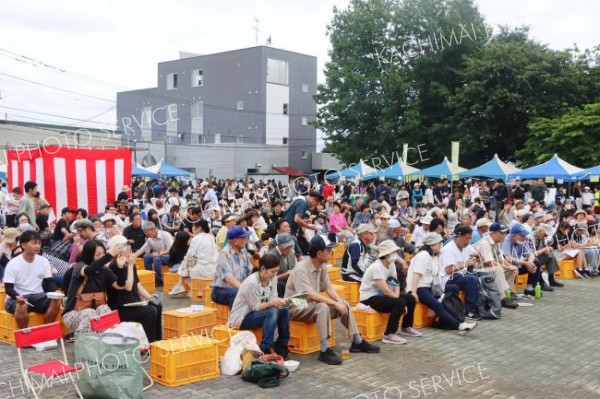 町内外から多くの人たちが訪れ、ステージイベントなどを楽しんだ