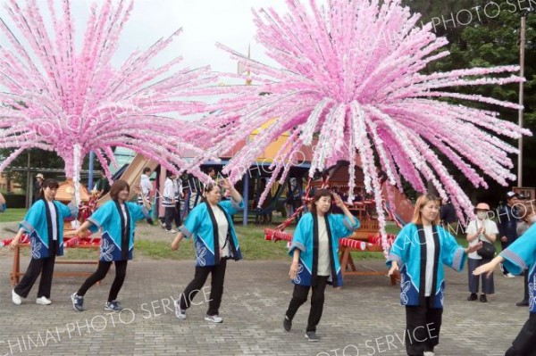 優雅で情感豊かな踊りで観客を魅了した