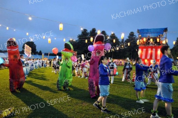 仮装や踊りに会場沸く　しかおい７０００人おどり 2