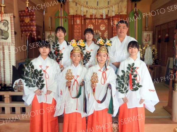 浦幌町内の小学生２人が巫女デビュー　浦幌神社で２４日