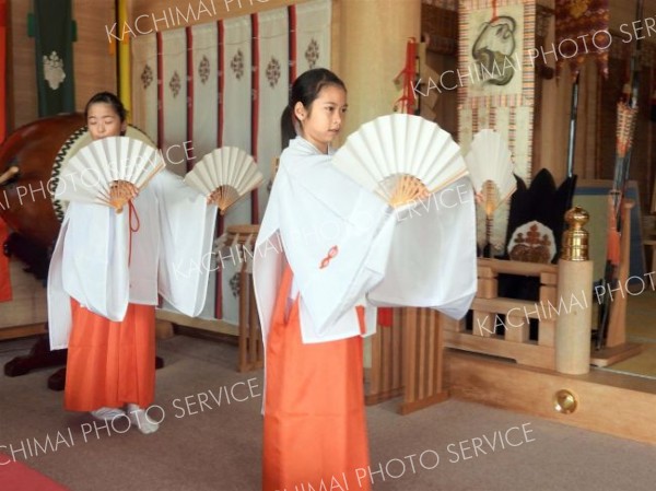 浦幌町内の小学生２人が巫女デビュー　浦幌神社で２４日 3