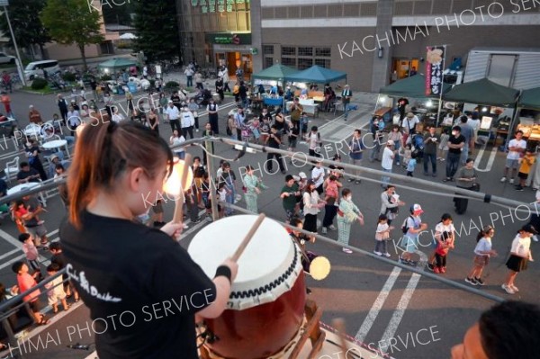 盆踊りを楽しむ来場者ら