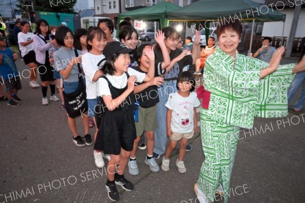 盆踊りを楽しむ来場者ら