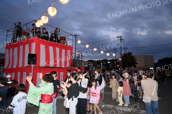 盆踊りを楽しむ来場者ら