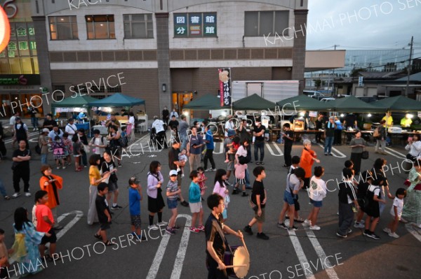 盆踊りを楽しむ来場者ら