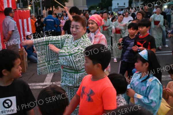 盆踊りを楽しむ来場者ら