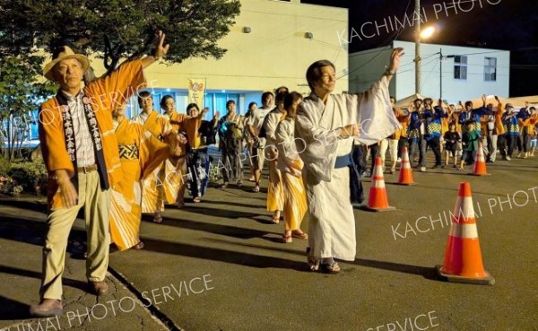 親子連れ楽しむ　御影で盆踊り大会