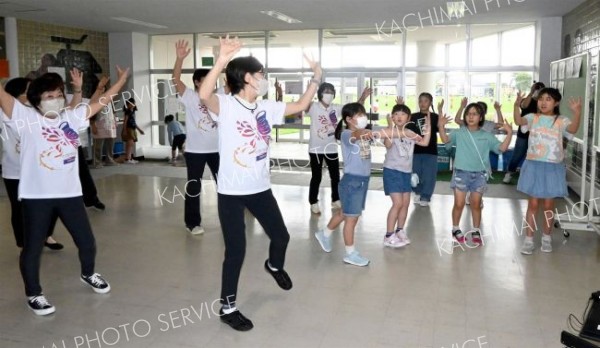 池田ご当地ソング、児童にダンスお披露目　町社協のダンサーズ