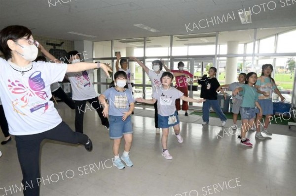 児童に振り付けを教えながら一緒にダンスを楽しむダンサーズ