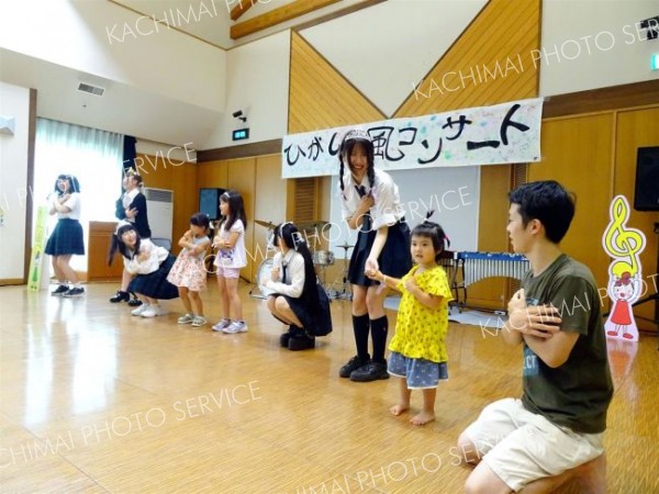 アイドル部と一緒に踊る子どもたち