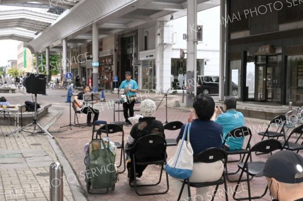 アコースティックライブが開かれた広小路商店街