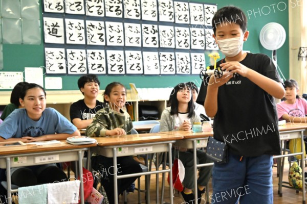 長い夏休みの思い出胸に　児童元気に登校　市内小学校で始業式