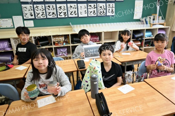 夏休み自由研究の成果を発表する児童（２７日午前１０時５０分ごろ、帯広緑丘小学校で。須貝拓也撮影）