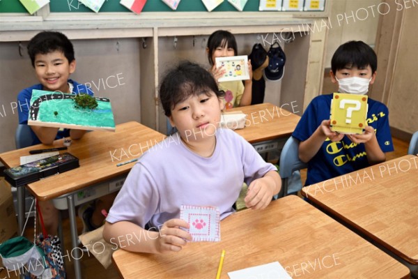 夏休み自由研究の成果を発表する児童（２７日午前１０時５０分ごろ、帯広緑丘小学校で。須貝拓也撮影）