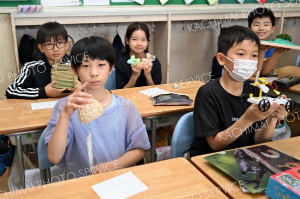 夏休み自由研究の成果を発表する児童（２７日午前１０時５０分ごろ、帯広緑丘小学校で。須貝拓也撮影）