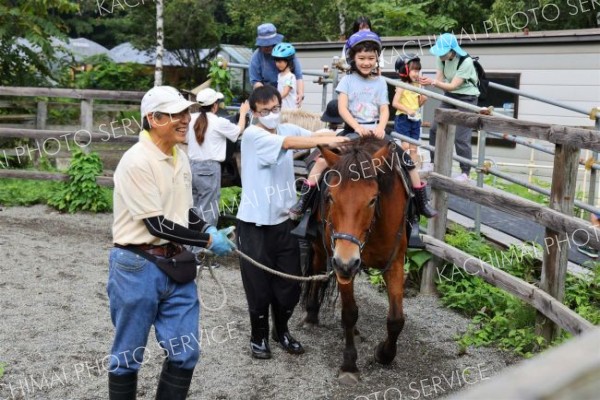 馬の背揺られ笑顔　つつじが丘幼稚園　愛灯学園で乗馬体験