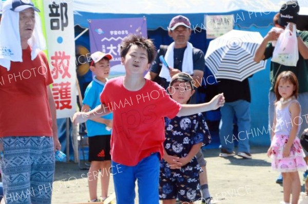 爆笑ライチ飛ばし、柱たいまつで盛り上がる　大樹・歴舟川清流まつり