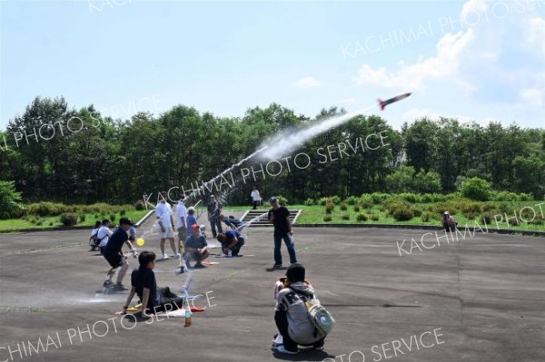 ペットボトルロケット空高く　広尾小３年能戸さん優勝　大樹でコンテスト