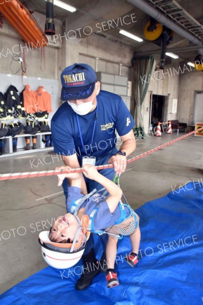 ちびっ子防火フェスで、ロープ渡過や放水訓練などに挑戦した園児たち