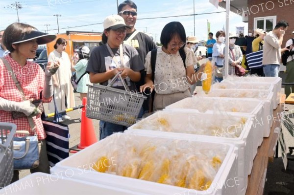 愛菜屋で恒例のスイートコーン祭り　１２００本のゆでとうきびに行列