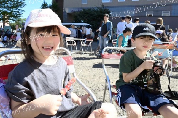 駅南側エリアでイチゴを食べながらくつろぐ子どもたち