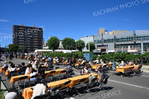 青空レストランの様相となった駅南側エリア