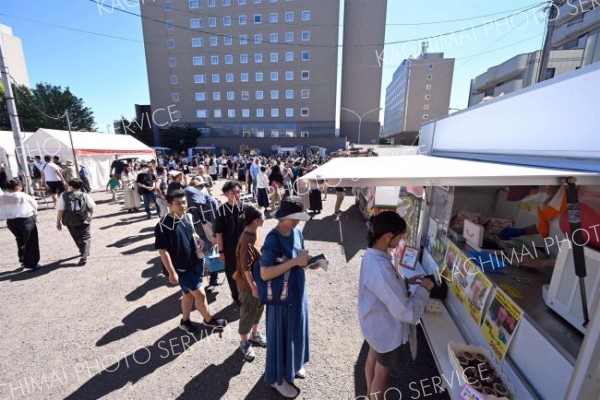 今年から出店会場となった駅北多目的広場。全体面積が広がり、行列ができても人の往来はできる