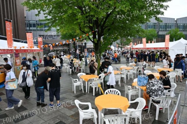 来場者でにぎわう駅北口広場（須貝拓也撮影）