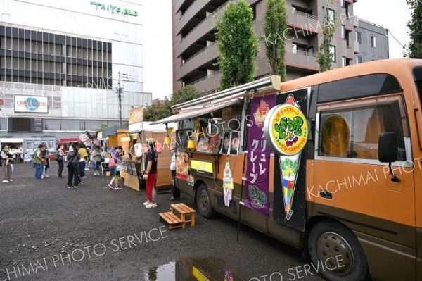 今回、初めて出店会場に広がった駅北多目的広場。クレープやピザなど他差名出店者が並ぶ（８月３１日）