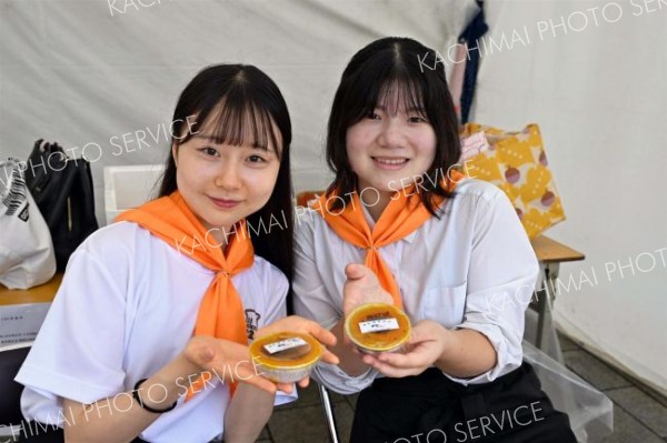 帯広南商業高校キッチン部はカボチャをアレンジした「トカッチャブリュレ」を雨の中で販売、人気だった（８月３１日）