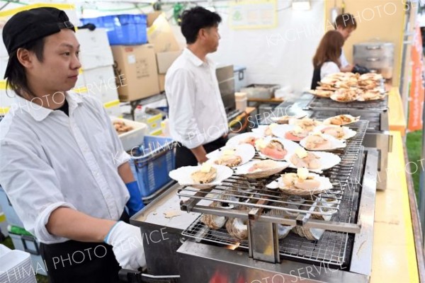 厚岸町から特別出店した馬場商店のブースにはホタテやカキなど海の幸が並ぶ（須貝拓也撮影）