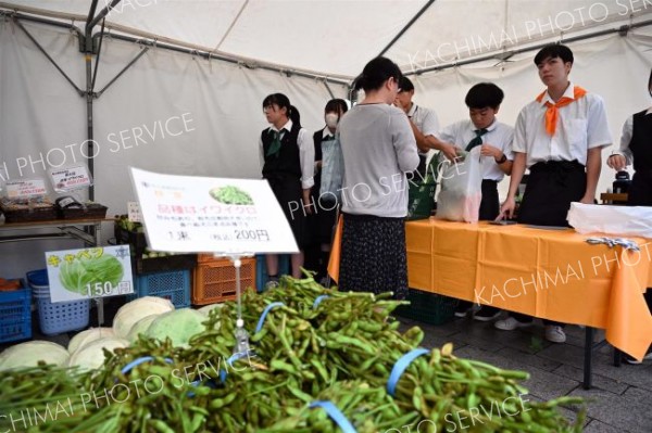 新鮮野菜を買い求める客でにぎわう帯広農業高校のブース（須貝拓也撮影）