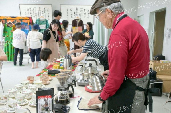 多くの村民でにぎわったサンデーズカフェ