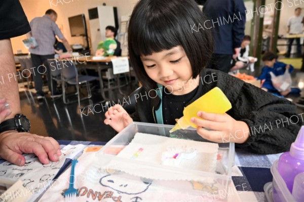 作って楽しむおもちゃ「うぉーたーぷにぷに」作りに夢中になる子ども