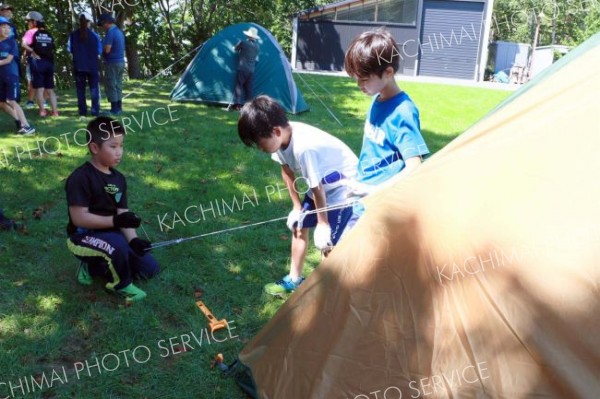 手作りのイカダで水遊び　大樹すてっぷが「夏キャンプ」 2