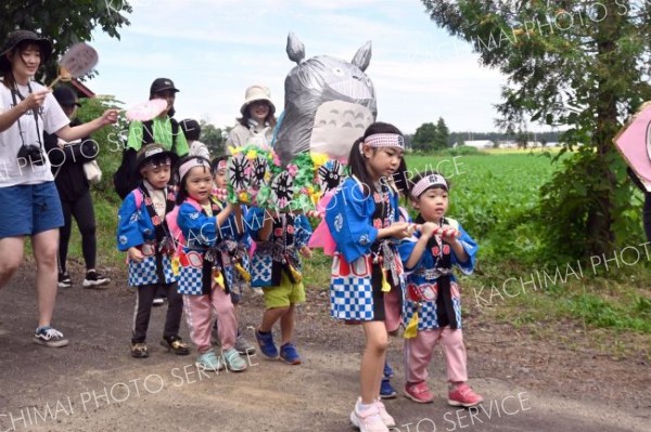 みこしを担ぐ上更別幼稚園の園児たち