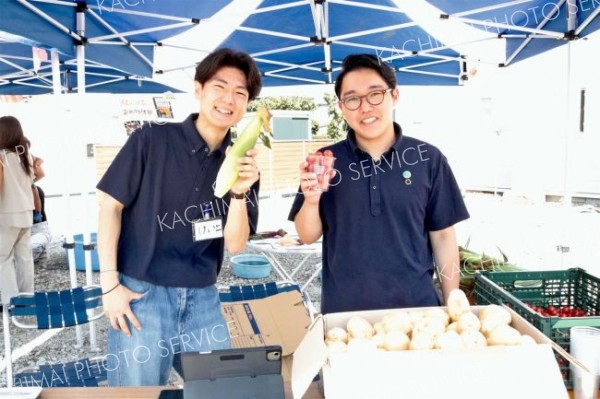 芽室の農家から提供を受けた野菜などを販売する学生