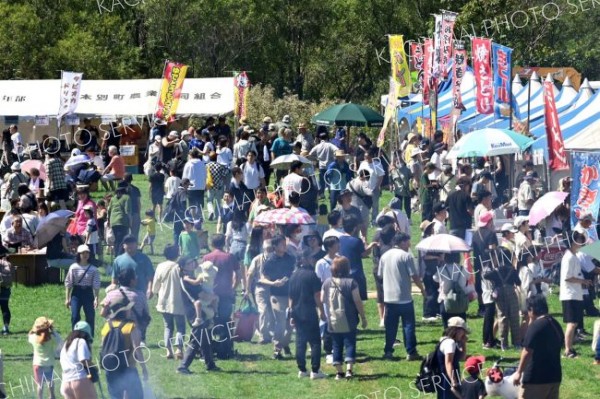 晴天に恵まれ多くの人でにぎわった会場。この日の来場者数の２万８０００人は、２日間のイベント日程を各日ごとに統計を取り始めた２０１０年以来、１日としては過去最多に