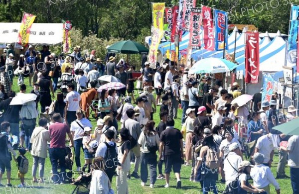 晴天に恵まれ多くの人でにぎわった会場。この日の来場者数の２万８０００人は、２日間のイベント日程を各日ごとに統計を取り始めた２０１０年以来、１日としては過去最多に