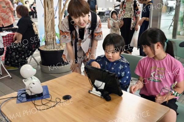 オリヒメの操作を体験する子ども