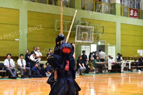 【個人戦中学生女子の部決勝】メンを狙い、攻撃を仕掛ける（奥、帯広徹心館）