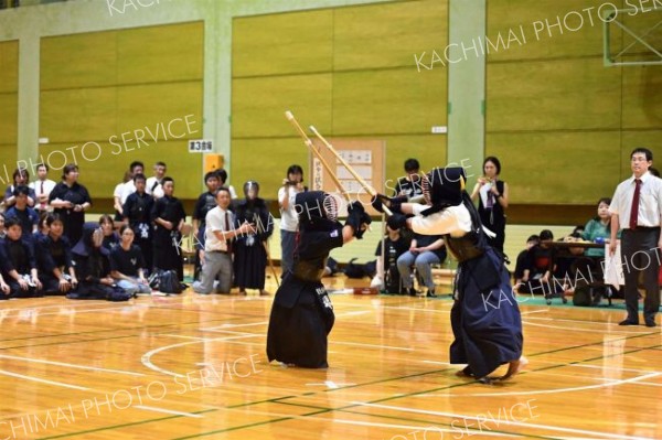 【団体戦小学生中学年の部男子決勝】中堅が猛攻を続ける